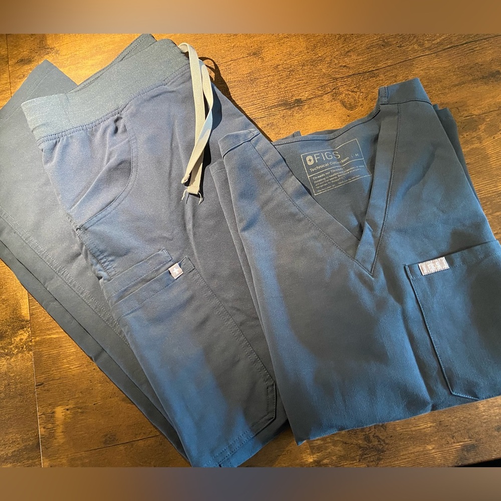 FIGS M Scrub Set